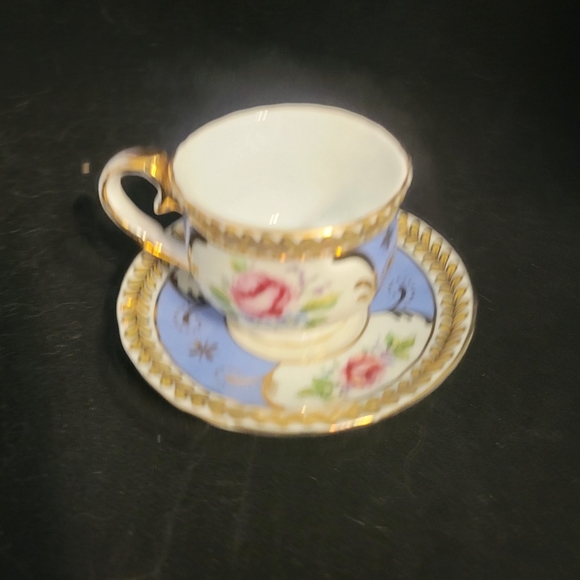 VINTAGE VICTORIA'S GARDEN PINK ROSES GOLD TRIM MINI TEACUP/CUP AND SAUCER. - Picture 3 of 8